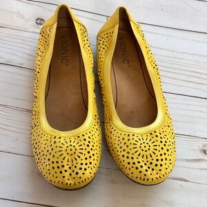 Vionic Women's Sunny Yellow Cutout Flats -Size 7